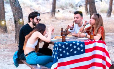 Arkadaşlar 4 Temmuz 'u piknikte kutluyorlar.