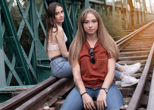 Två Flickor Som Har Roligt Järnvägsspår — Stockfoto