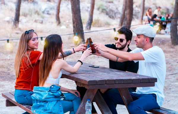 Amis Célébrer Une Fête Plein Air Dans Nature — Photo