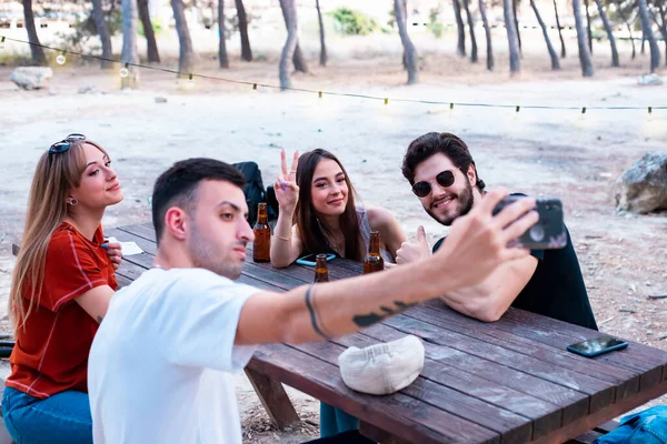 Gruppe Von Freunden Fotografiert Mit Dem Smartphone Auf Einem Picknickplatz — Stockfoto