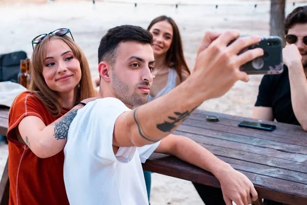 Grupo Amigos Toman Selfies Una Zona Picnic — Foto de Stock