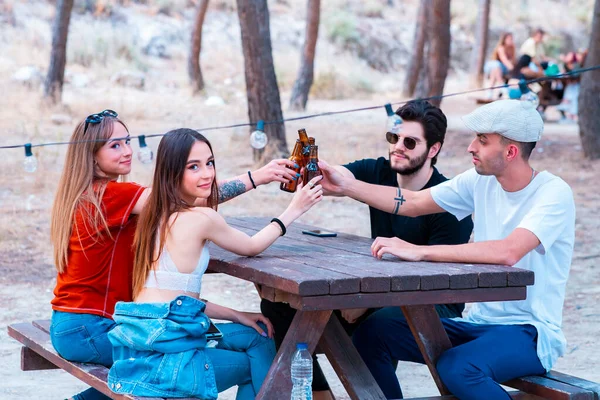 Freunde Tisch Die Mit Bier Anstoßen — Stockfoto