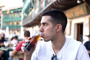 Adam karantinadan sonra barda içki içiyor.