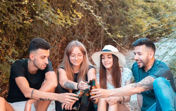 Jeunes Célébrant Fête Avec Des Bières Dans Forêt — Photo