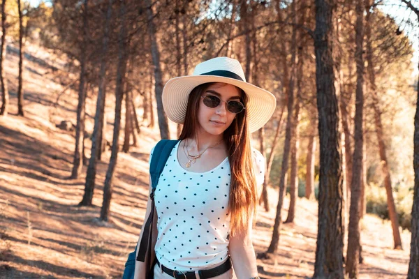 Junges Mädchen Mit Hut Und Rucksack Wald Unterwegs — Stockfoto