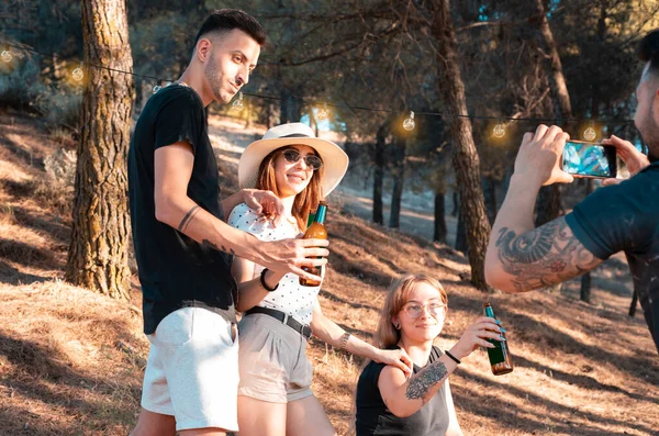 Jóvenes Celebrando Fiesta Con Cervezas Bosque —  Fotos de Stock