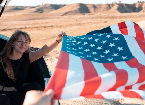 Mujer Sosteniendo Una Bandera Aire —  Fotos de Stock