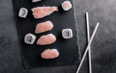 Lezzetli ve taze nigiri ve sake suşisi..