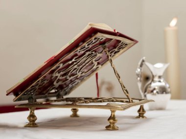 Kilisedeki İncil kitabı.