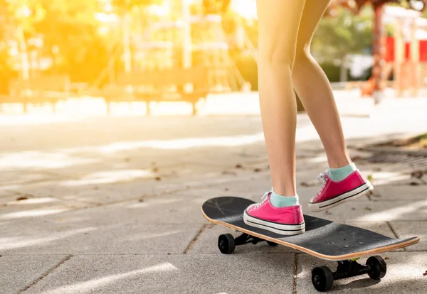 Füße Eines Mädchens Mit Einem Skateboard — Stockfoto