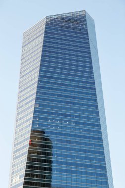 Yüksek iş binası güneşli bir gün