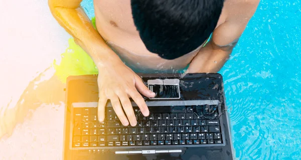 Mann Mit Computer Unter Wasser Tippen Unter Wasser Schwimmbad Sommer — Stockfoto