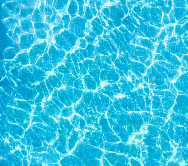 スイミングプールのトップビュー夏休みのコンセプトの青い水の因果的背景 — ストック写真