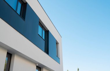 Dışarıdaki bazı ofislerin pencereleri