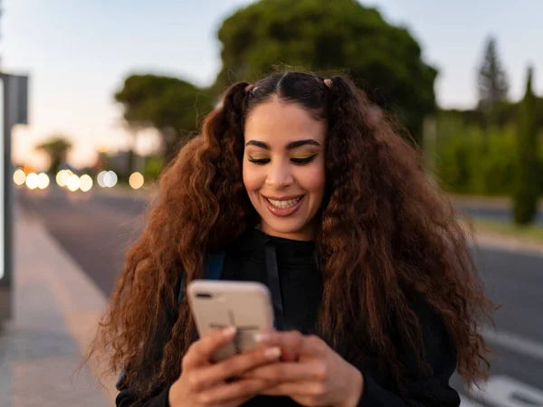 Menina Bonita Espera Pelo Ônibus Smartphone — Fotografia de Stock