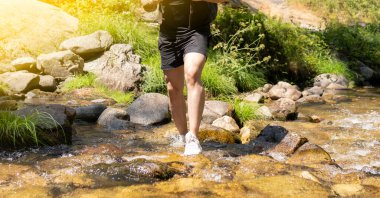 Nehirde yürüyen ayaklar