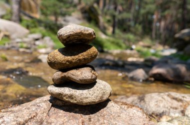 Zen meditasyon arka planı, nehir suyuna istiflenmiş dengeli yığınlar
