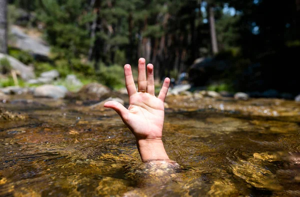 Ertrinkender Mann Die Hand Aus Dem Wasser Halten — Stockfoto