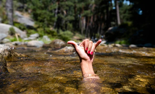 Person Wasser Streckt Die Hand Aus — Stockfoto