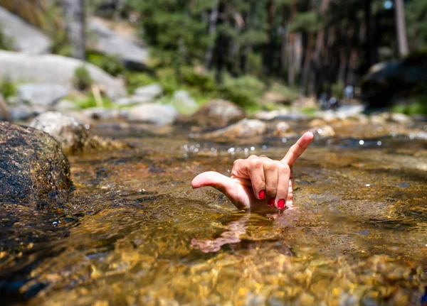 Persona Agua Extiende Mano — Foto de Stock