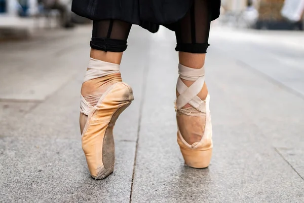 Close Feet Ballet Dancer While Practicing Pointe Exercises City Street — Stock Photo, Image