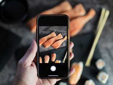 Yemek çekiyordum. Lezzetli Asya yemeklerini çeken eller.