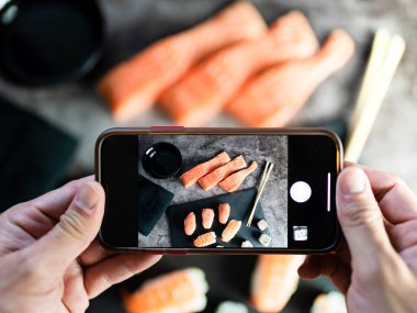 Lezzetli geleneksel yemeklerin el yapımı fotoğraflarını çekme jesti. blogger kavramı