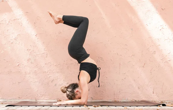 Güzel atletik kadın sporcu aşırı yoga pozları veriyor.