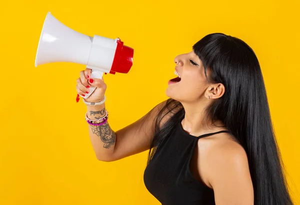 Mulher Indiana Gritando Com Megafone Fundo Amarelo — Fotografia de Stock