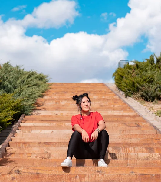 Mulher Chinesa Bonita Sentada Nas Escadas Parque — Fotografia de Stock