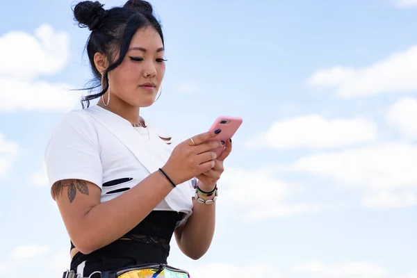 Menina Asiática Com Máscara Usa Seu Smartphone Parque — Fotografia de Stock