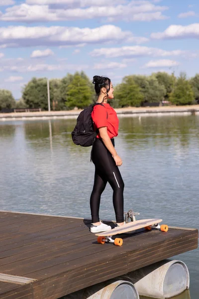 Chinesisches Hübsches Mädchen Einem Park Mit See Und Ihrem Skateboard — Stockfoto