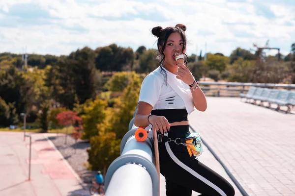 Menina Bonita Asiática Comendo Sorvete Parque Roupas Casuais Skate — Fotografia de Stock