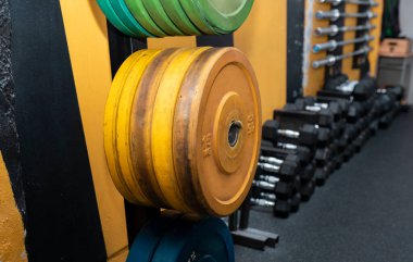 Spor salonu ağırlık antrenman ekipmanlarıyla donatılmıştır..