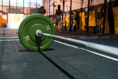 Crossfit spor salonundan gelen ağırlıklar.