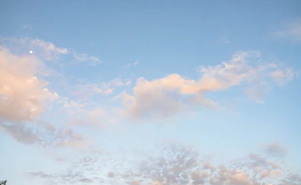 Blauer Himmel Mit Morgenwolken — Stockfoto