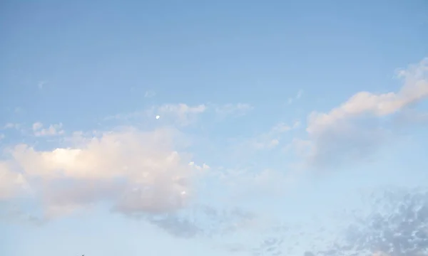 Blauer Himmel Mit Morgenwolken — Stockfoto