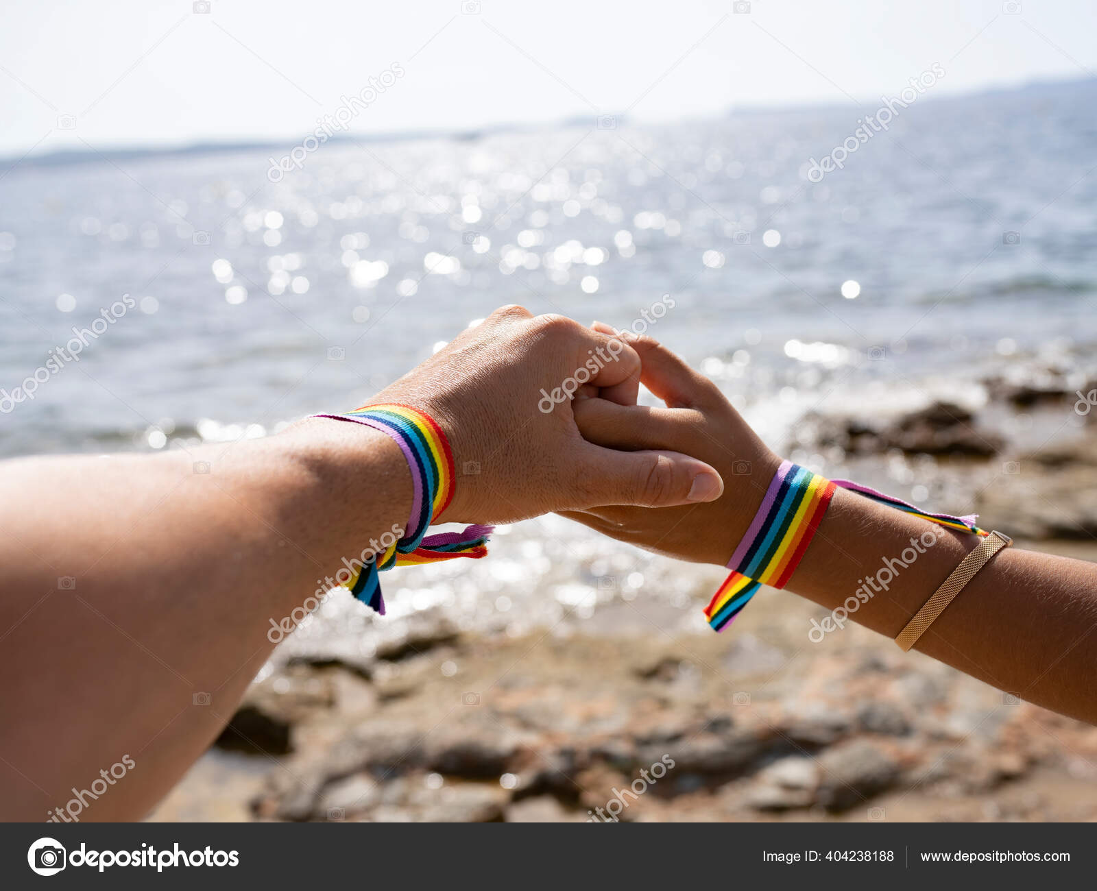 Elke week gordijn Gebakjes Hand Together Couple Beach Bracelet Stock Photo by ©Josecarlosichiro  404238188