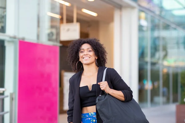 Donna Afro Con Shopping Bag Centro Commerciale — Foto Stock