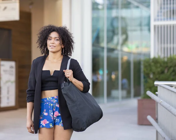 Conceito Shopaholic Mulher Negra Bonita Andando Shopping Com Sacos Compras — Fotografia de Stock