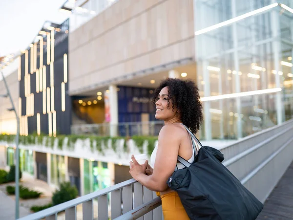 Bonita Mulher Afro Cabelo Cidade — Fotografia de Stock