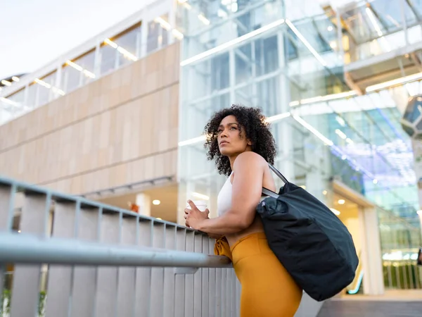 Bonita Mulher Afro Cabelo Cidade — Fotografia de Stock