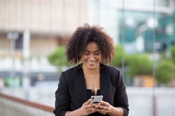 Afro Woman Using Smartphone City Happy — Stock Photo, Image