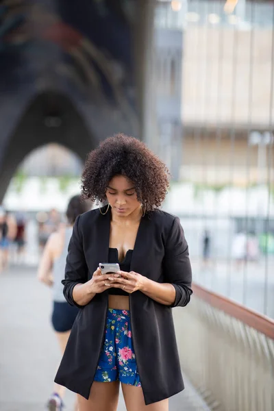 Afro Mulher Usando Smartphone Cidade — Fotografia de Stock