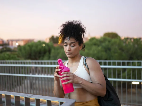 Mulher Negra Bebe Proteína Após Treino Livre Parque Para Recuperar — Fotografia de Stock