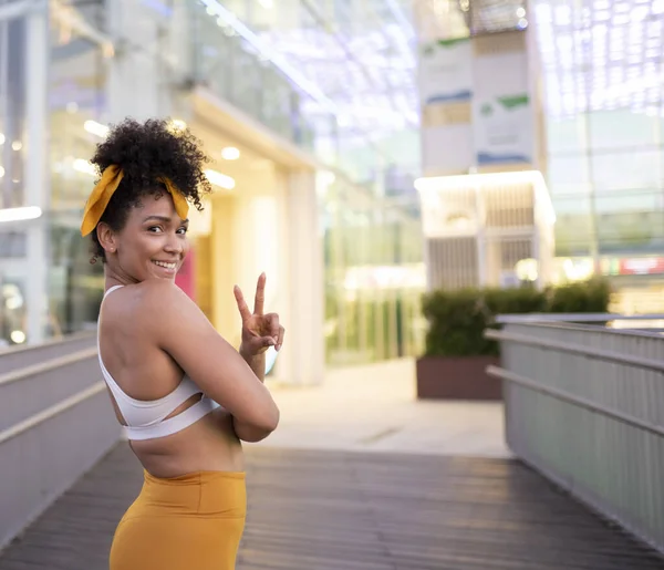 Afro Americana Mulher Esportiva Feliz Sorrindo Com Roupas Apertadas — Fotografia de Stock