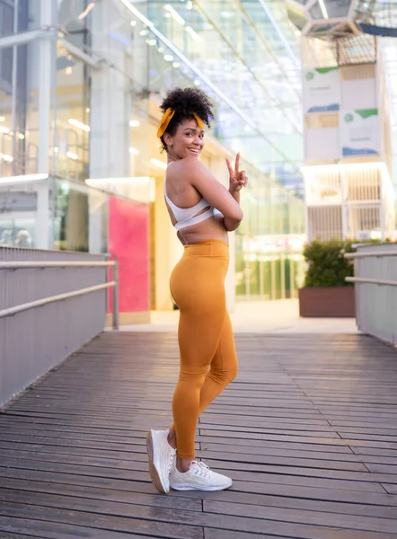 Afro Americano Atleta Mulher Posando Para Câmera — Fotografia de Stock