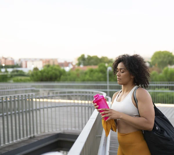 Mulher Esportiva Com Batido Proteína Rua — Fotografia de Stock