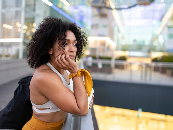 Bela Raça Mista Africano Americano Mulher Fora Com Rosto Sério — Fotografia de Stock