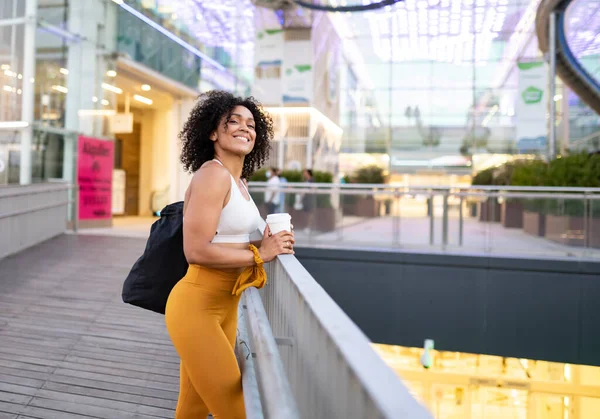 Menina Bonita Tem Uma Bebida Depois Esportes — Fotografia de Stock